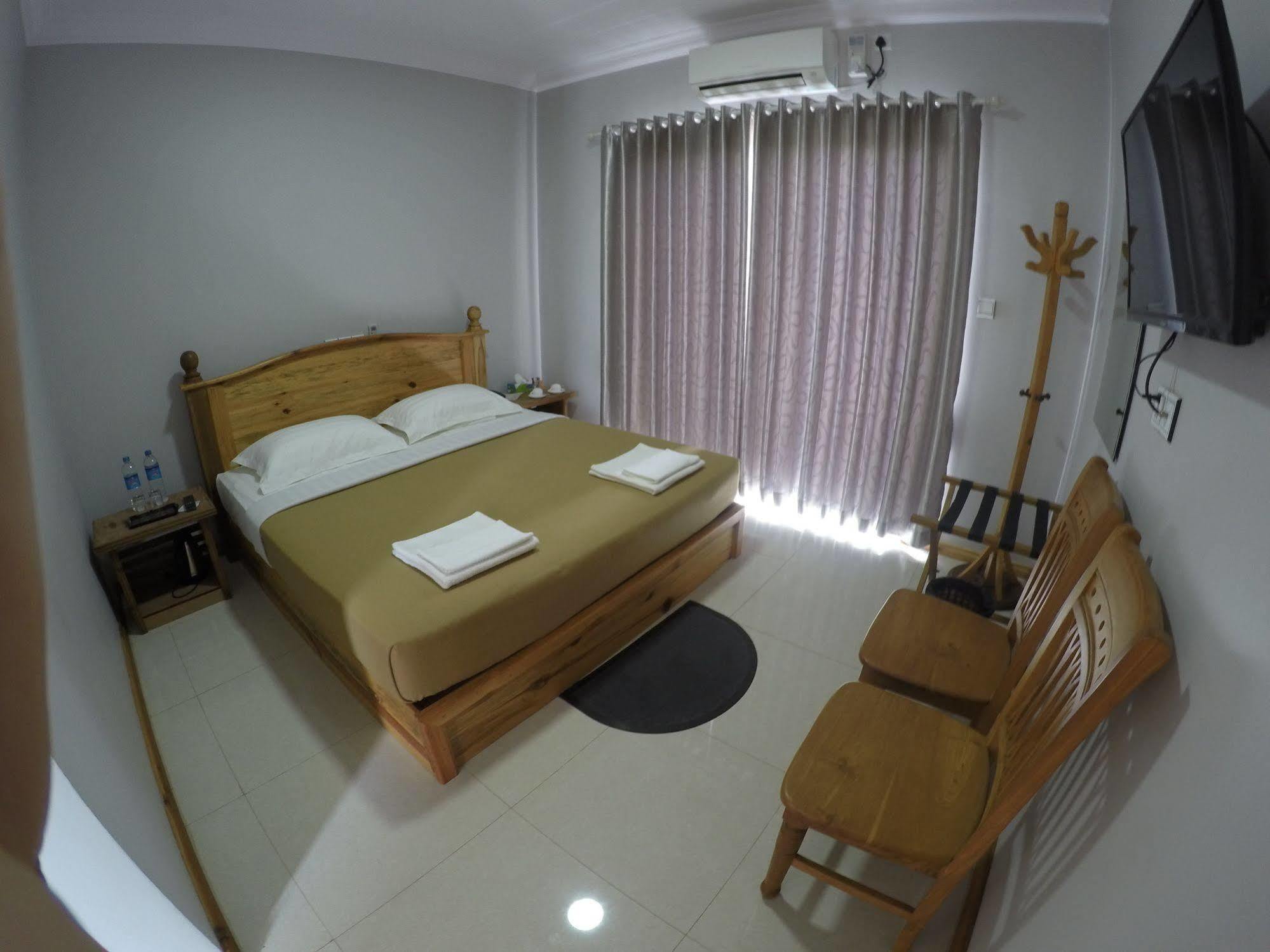 Golden Guest Hotel Hsipaw Esterno foto